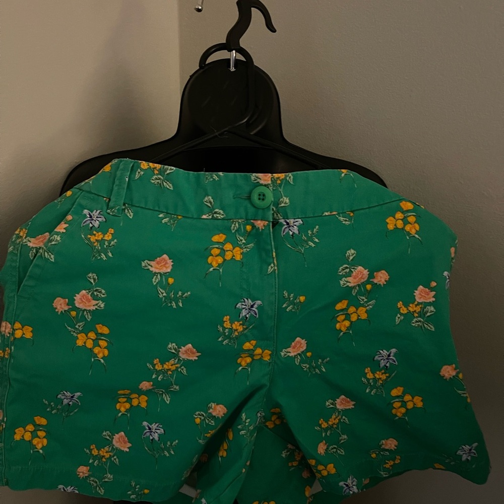 Crown & Ivy Green Floral Women's Shorts